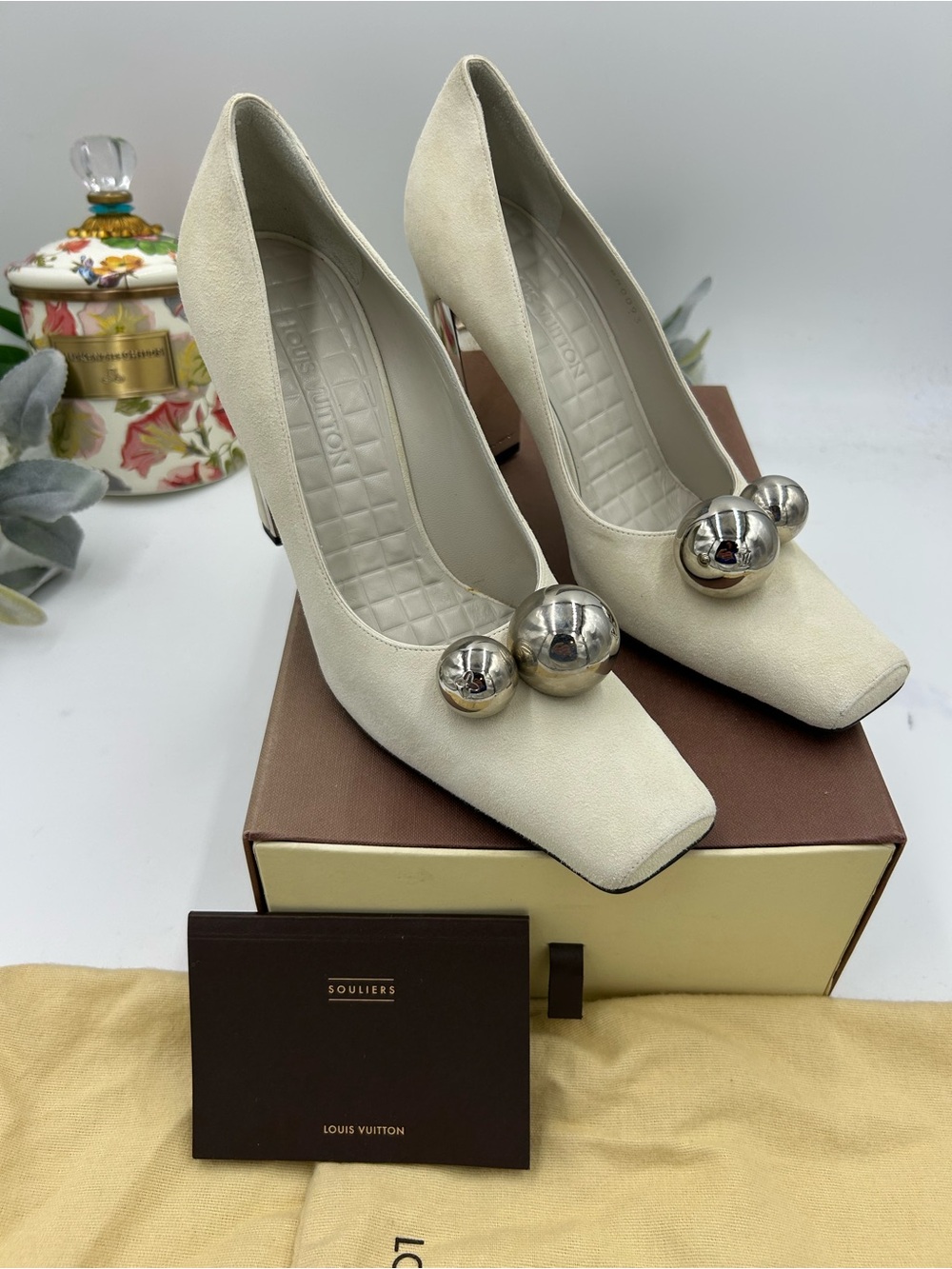 Women's Louis Vuitton Ivory Suede Silver-Ball Pumps size 40 made in Italy